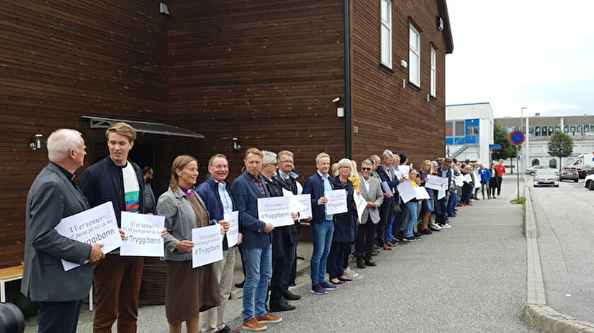 Norvec Te Hristiyanlar Cuma Namazi Sirasinda Camiye Kalkan Oldu