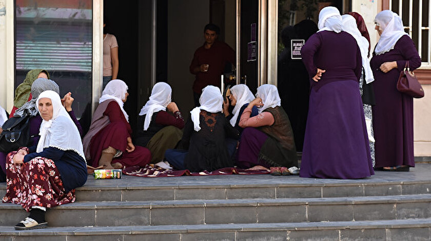 Hacire Akar, dağa kaçırıldığını iddia ettiği oğlu için HDP önünde oturma eylemi yapıyor.