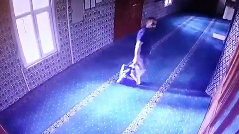Hırsızın camide kabloları çaldığı anlar güvenlik kamerasına yansıdı.