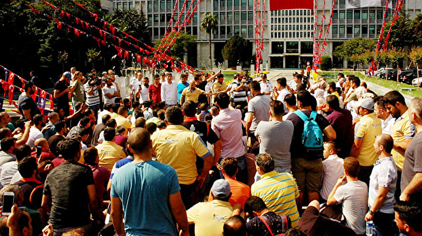 İşten çıkartılanlar İBB önünde oturma eylemi düzenliyor.