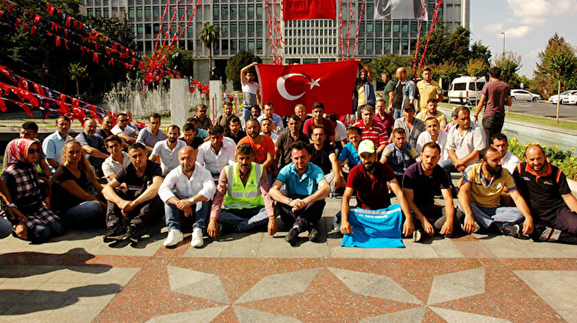 İşten çıkarılan İBB çalışanların oturma eylemi sürüyor.