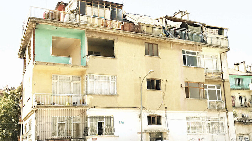Ali Mıngır, eşinin yaşadığı evi ateşe verdi.