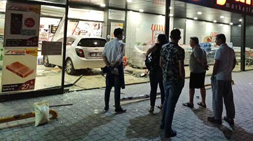 Ankara haberleri... Ankarada akıl almaz olay: 3 yaşındaki çocuk arabayla markete daldı