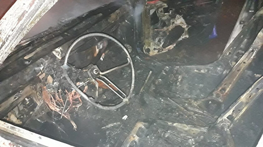 Yangın sırasında küle dönen araç.