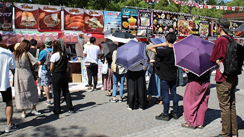 Maraş dondurması satılan yere ilgi büyüktü.