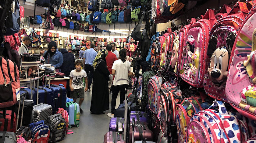 Okulların açılmasına bir gün kala, veliler ve öğrencilerin okul alışverişi telaşı devam ediyor.