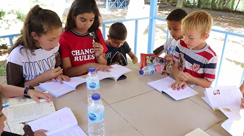 Kırıkkale’nin Yahşihan ilçesinde kitap okuyan çocuklar.