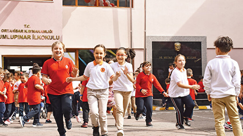 18 milyon öğrenci ve 1 milyonu aşkın öğretmen dün ders başı yaptı.