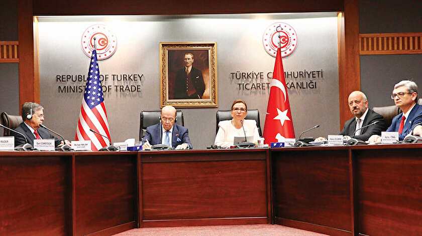Ticaret Bakanı Ruhsar Pekcan, ABD Ticaret Bakanı Wilbur Ross ile Ticaret Bakanlığı toplantı salonunda ortak basın toplantısı düzenledi.