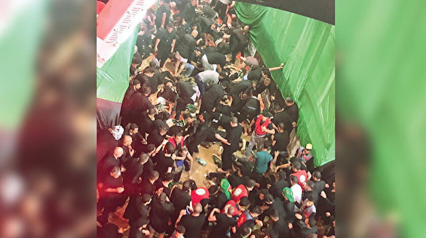 Çıkan izdihamda bir üst geçit çöktü.