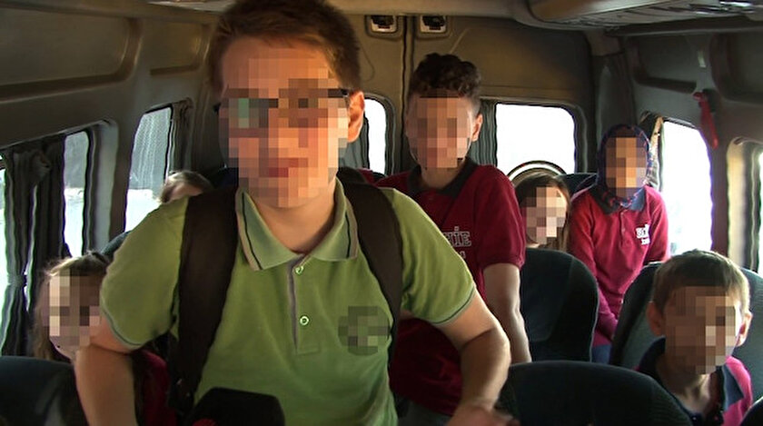 Yaklaşık 20 kişilik servise, 30 öğrencinin bindiği görüldü.