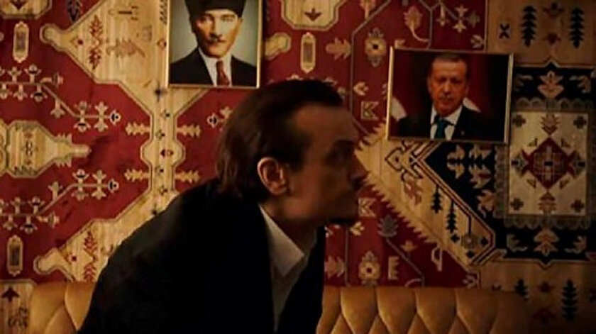 Atatürk ve Erdoğan fotoğrafları kullanılarak katilin Türk olduğu mesajı verilmeye çalışıldı.