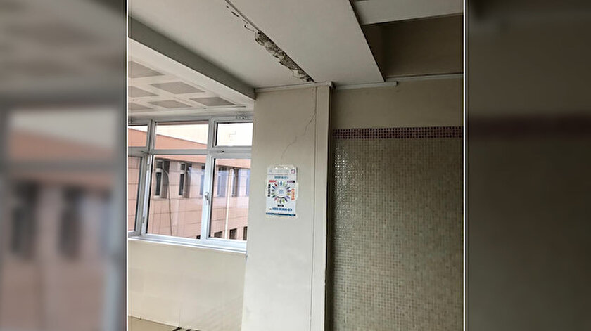 İstanbuldaki şiddetli depremin ardından Bakırköy Adalet Sarayının duvarlarında çatlaklar oluştu