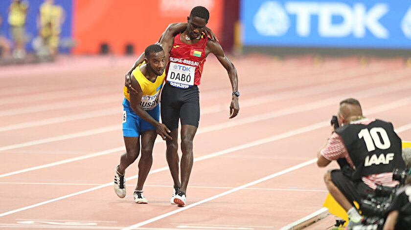 Atletizm tarihine geçen anlar: Sakatlanan rakibini taşıdı