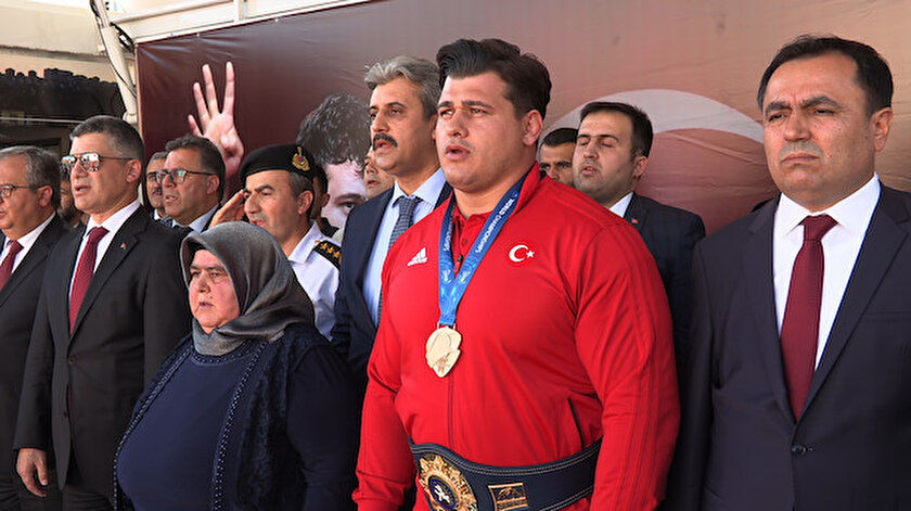 Dünya şampiyonu Rıza Kayaalpe memleketinde miting gibi karşılama