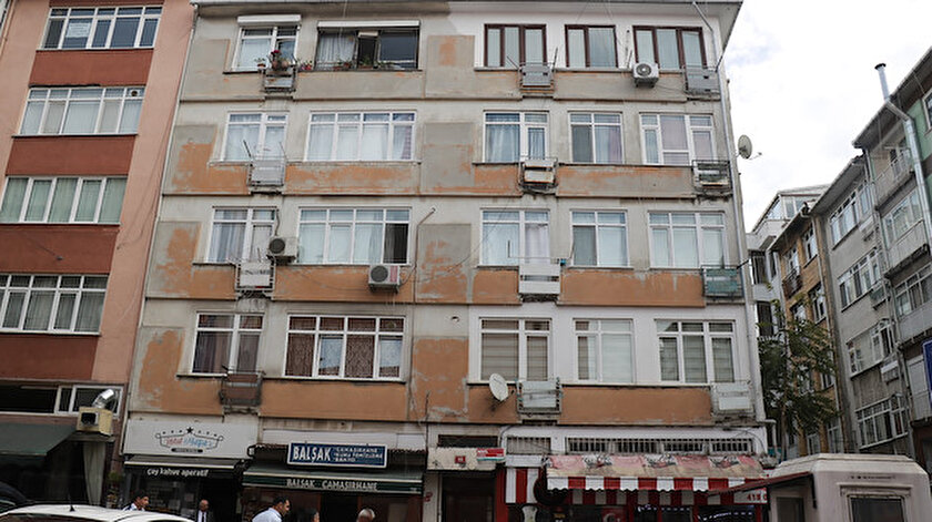 Kadıköy'de zabıta ekiplerince mühürlenen 5 katlı bina.