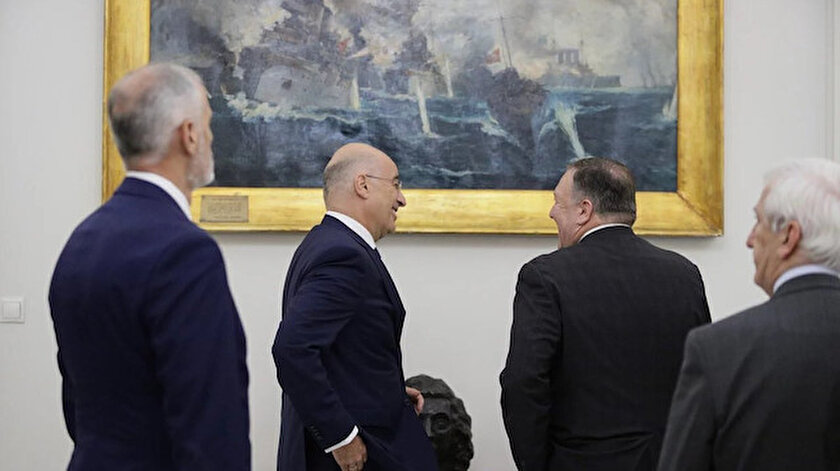 ABD ile Yunanistan'ın dışişleri bakanları toplantısı Türkiye karşıtı bir şova dönüştü. İki bakan, Elli Deniz Muharebesi'nin resmedildiği tablonun önünde gülerek poz verdiler.