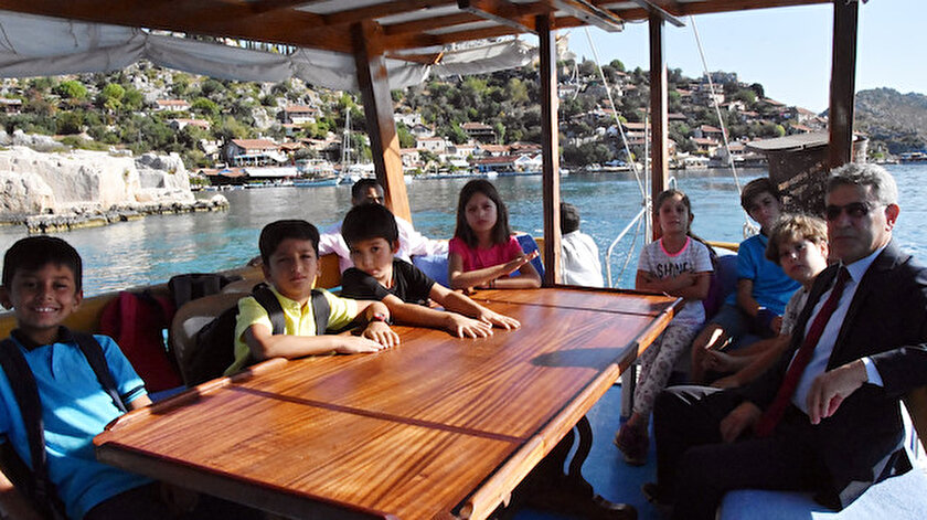 Antalya Haberleri Okula Gitmek Icin Denizi Geciyorlar Her Gun 25 Kilometre Yolculuk Yapiyorlar