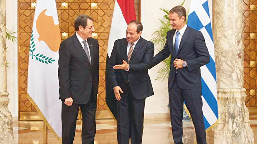 Anastasiadis (sol) Sisi (orta) Miçotakis (sağ)