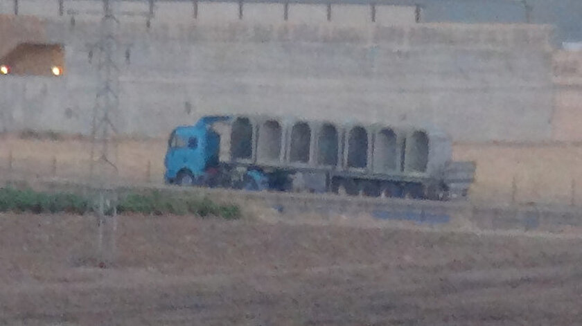 TIR'larla bölgeye bırakılan beton bloklar, ters olarak yan yana dizilip, tünel haline getirilerek, üzerleri iş makineleriyle toprakla örtülüyor.