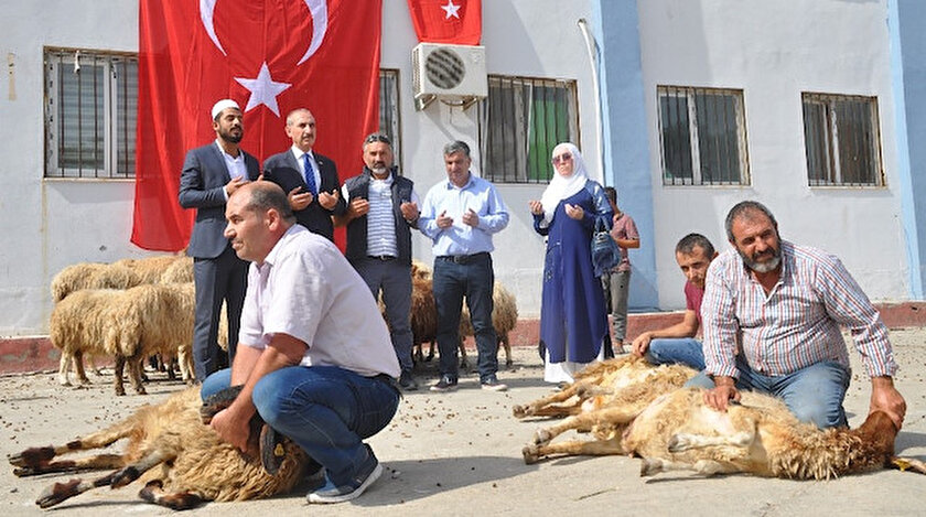 Bursa’dan gelen Yetiş-Tim Derneği, 50 koyun kestirdi.