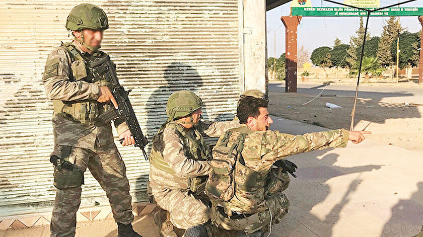 Milli Savunma Bakanlığı askerlerin Rasulayn’a giriş anını “Kahraman Komandolarımız Rasulayn’da” mesajıyla paylaştı