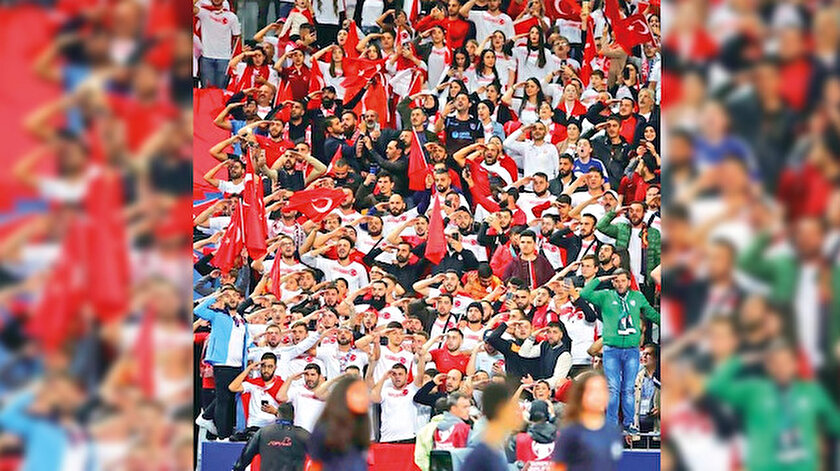 Tribünlerden verilen asker selamları