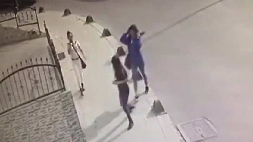Çete üyelerinin hırsızlık yaptıkları eve girme anı güvenlik kameralarına yansıdı.
