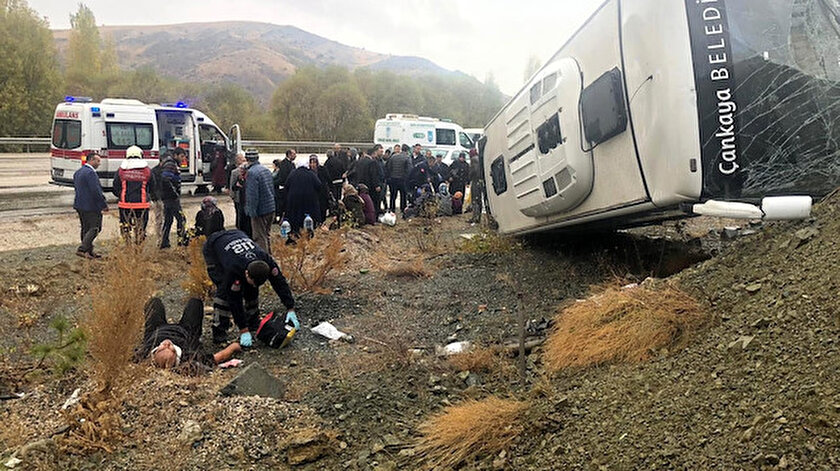 Yaralılar, ambulanslarla çevredeki hastanelere kaldırılarak tedaviye alındı.