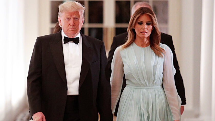Trump'ın, çok kez eşi Melania'nın kameralar karşısında elini tutmayı reddettiği görülmüştü.