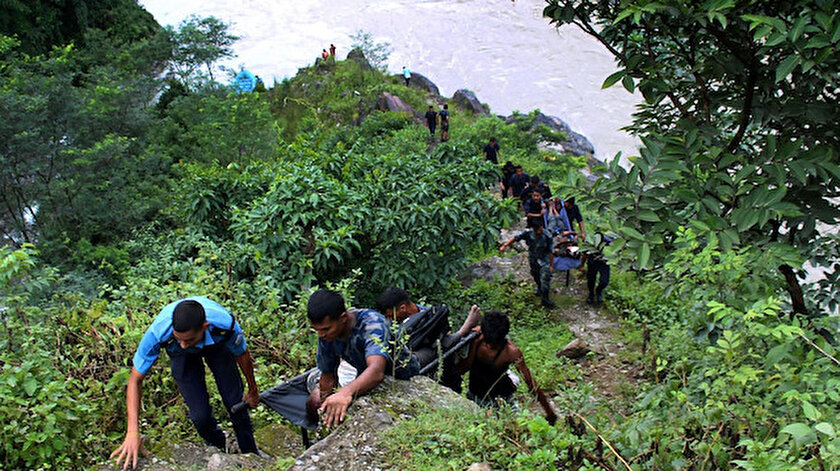 Nepalde festivalden dönenleri taşıyan otobüs 20 metre yükseklikten nehre düştü: 17 ölü, 50 yaralı