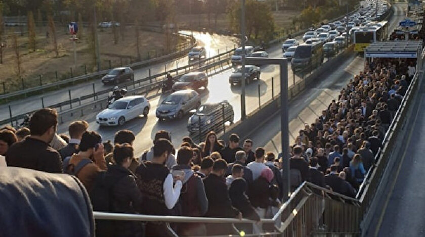 Altunizade Metrobus Duragini Kullananlarin Cilesi Yine Basladi Yogunluktan Duraga Giremediler
