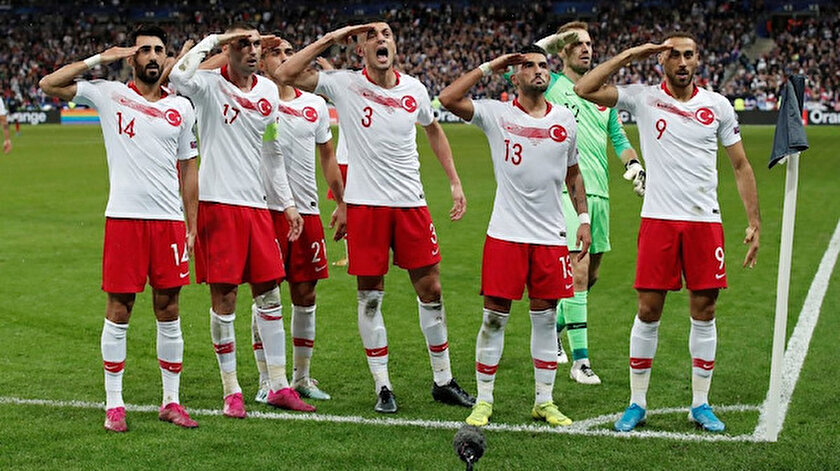 A Milli Takımımız, deplasmanda Fransa'ya attığı gol sonrası asker selamı vermişti.