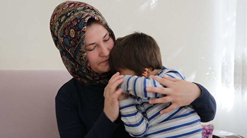 4 yaşındaki Yiğit kulaklarından rahatsızlık duyuyor.