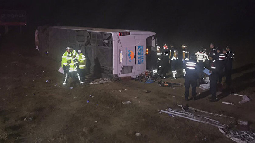 Kaza sonrası olay yerine çok sayıda sağlık, kurtarma ve polis ekibi sevk edildi.