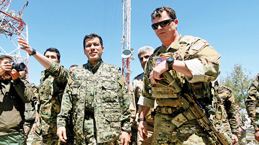 ABD’nin terör örgütü olarak görmediği PYD/YPG’ye bir de askeri destek vermesi büyük tepki çekiyor. “Şahin Cilo” kod adlı terörist Ferhat Abdi Şahin, sahada ABD’li bir askeri yetkili ile böyle görüntülenmişti.