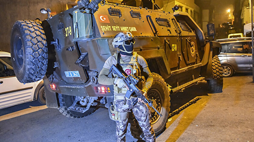Ekiplerin belirlenen adreslerdeki aramaları sürüyor.