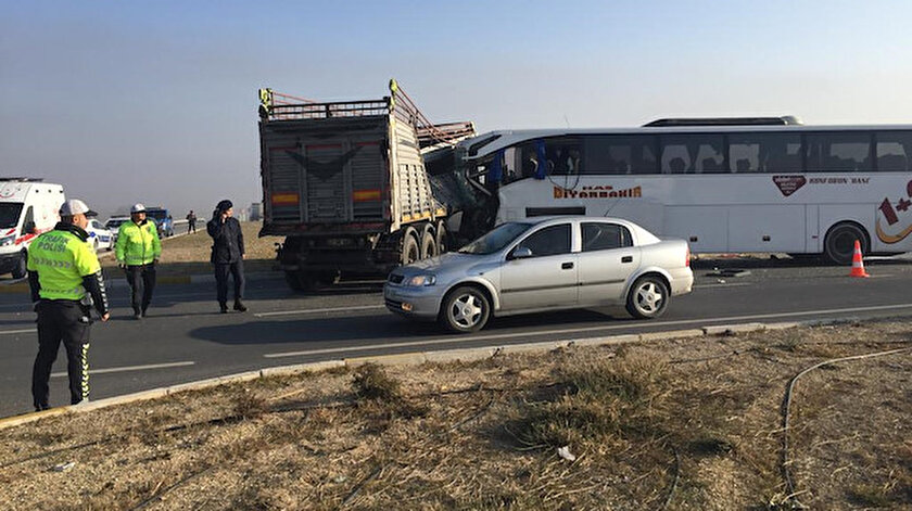 Kaza yerine çok sayıda sağlık ve kurtarma ekibi sevk edildi.