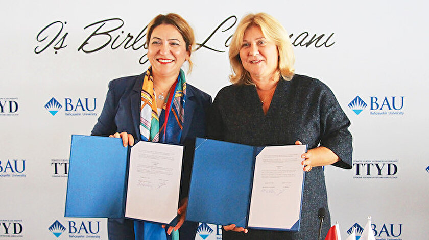 Bahçeşehir Üniversitesi Rektörü Şirin Karadeniz (sol) ve Türkiye Turizm Yatırımcıları Derneği Başkanı Oya Narin (sağ)