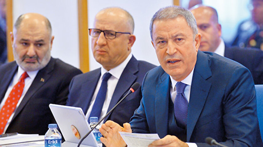 Hulusi Akar (sağ)