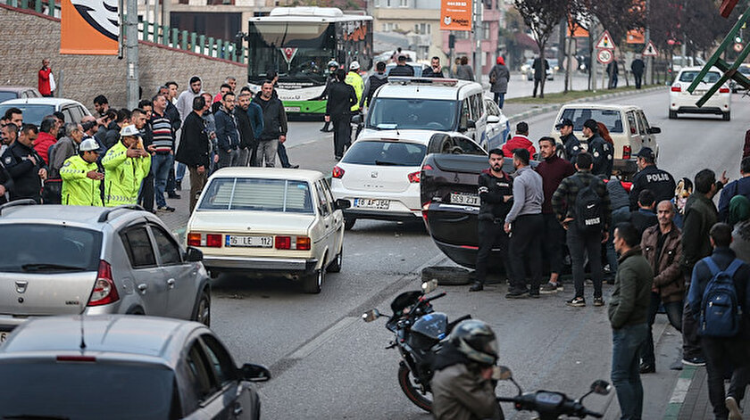 Bursa Da Can Pazari Kopruden Uctan Otomobilde 4 Kisi Yaralandi