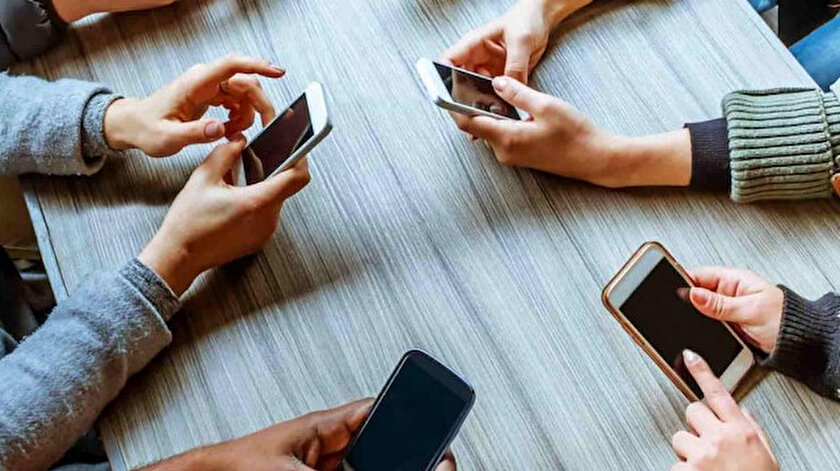 Araştırmalara göre her 4 gençten biri telefon bağımlısı.