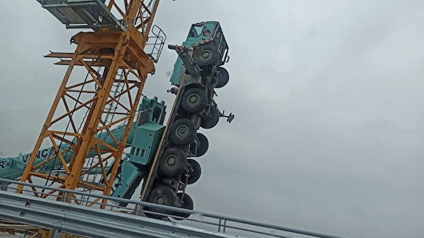 Ağırlığından dolayı vinç havada kaldı.