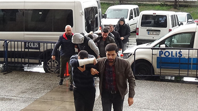 Bartholomeos'un evine giren hırsızların adliyeye getirilme anları.