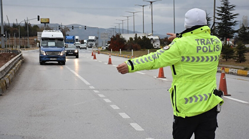 Kış lastiği denetimi yapan polis.