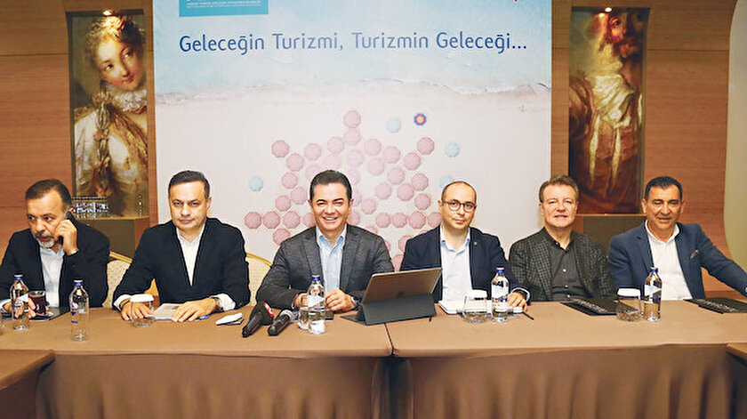 Dünyada büyümenin yavaşladığını ve Türkiye'nin gelecek yıl büyümesinin hızlanmasının beklendiğini ifade eden Ateş, kamu bankalarından sonra en çok kredisini artıran bankanın DenizBank olduğunu söyledi.
