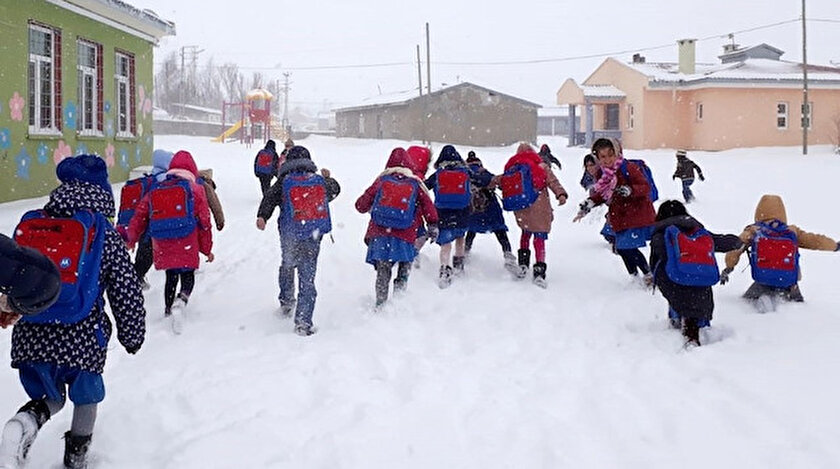 Refahiye'de bazı okullar tatil edildi.