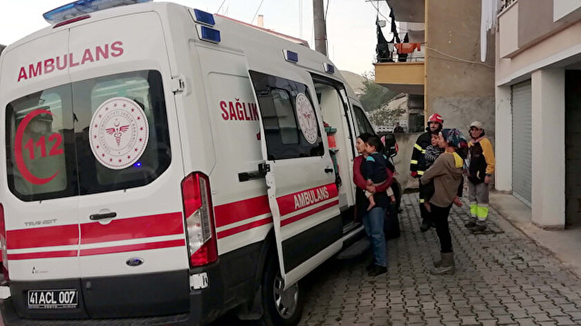Eve giren komşular, mahsur kalan 3 çocuğu kurtardı.