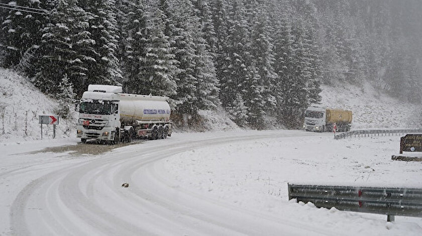 Kastamonu'da aniden bastıran kar.