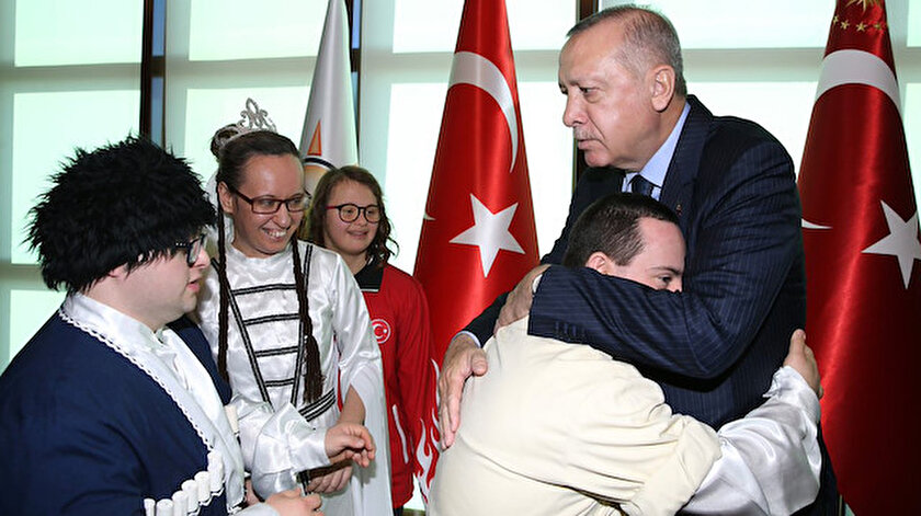 Cumhurbaşkanı Recep Tayyip Erdoğan, "3 Aralık Dünya Engelliler Günü" dolayısıyla AK Parti Genel Merkezi'nde engelli sporcu, sanatçı, zanaatkarlar ile aileleriyle bir araya geldi